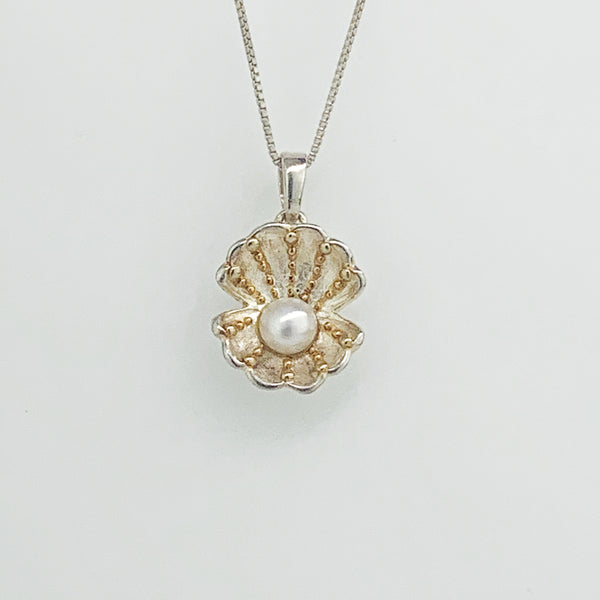 MICHOU CLAM WITH PEARL NECKLACE