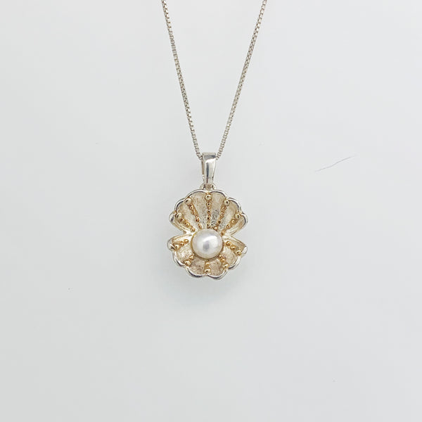 MICHOU CLAM WITH PEARL NECKLACE