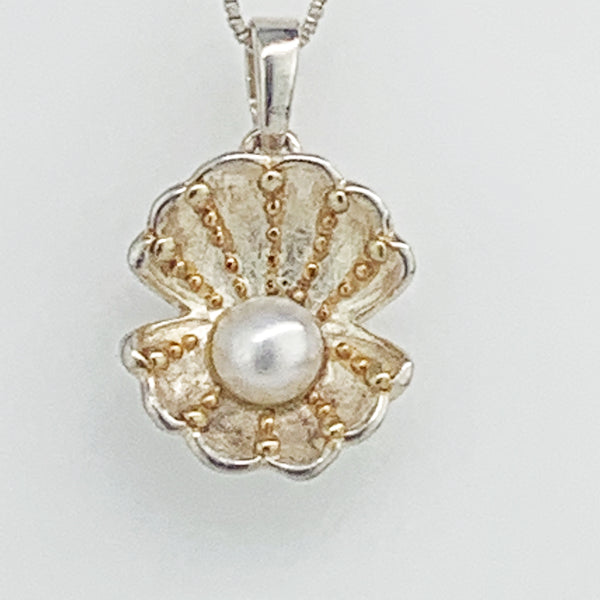 MICHOU CLAM WITH PEARL NECKLACE
